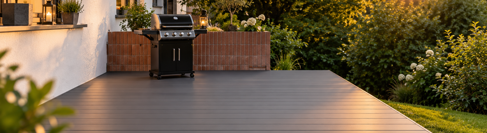 Sanierte Terrasse mit grauen AluClick Aluminiumdielen und Grillbereich
