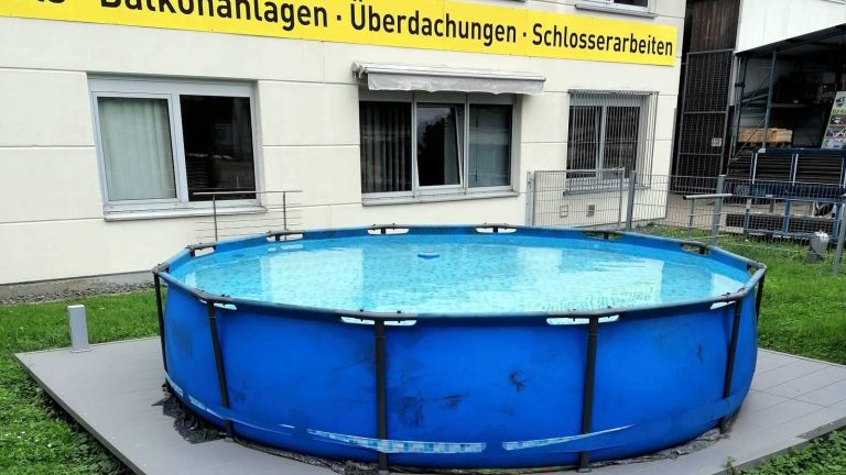 Aufstellpool mit grauer AluClick Aluminium-Poolumrandung
